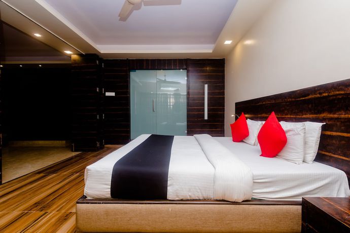 Imagen de la habitación del Hotel Capital O 27600 Sai Plaza. Foto 7