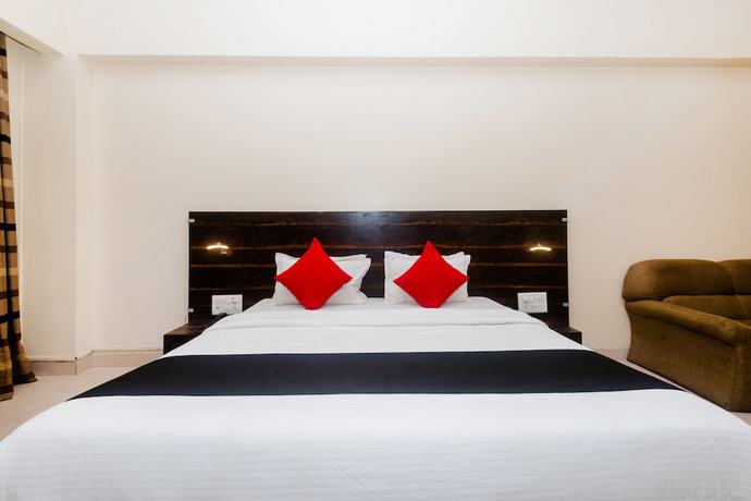 Imagen de la habitación del Hotel Capital O 27600 Sai Plaza. Foto 11