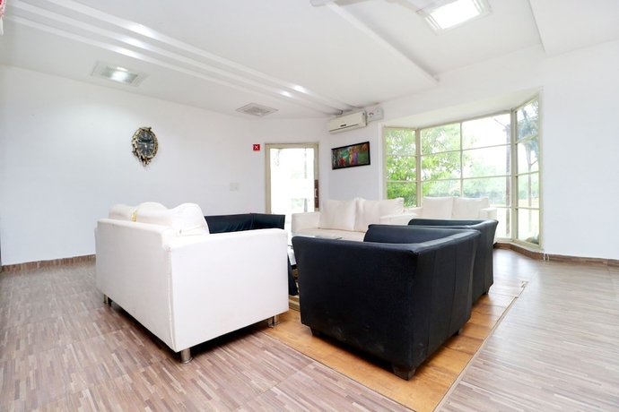 Imagen de los interiores del Hotel Capital O 3864 Master Farm. Foto 18