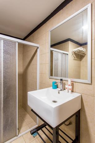 Imagen de la habitación del Hotel Capital O 769 City. Foto 8
