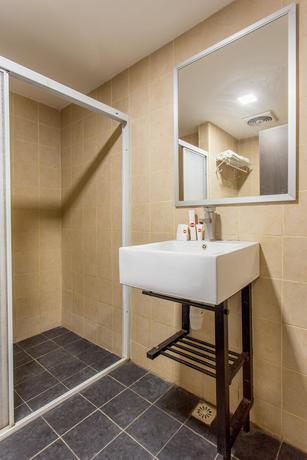 Imagen de la habitación del Hotel Capital O 769 City. Foto 10