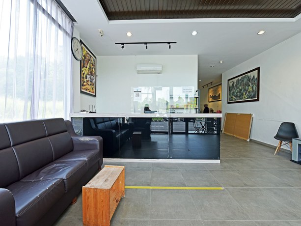 Imagen de los interiores del Hotel Capital O 90615 The Bed Hotel. Foto 18