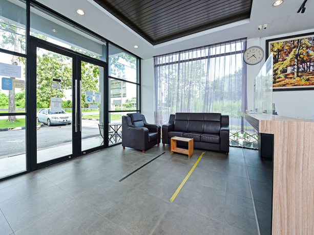 Imagen de los interiores del Hotel Capital O 90615 The Bed Hotel. Foto 19