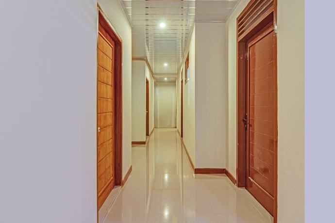 Imagen de los interiores del Hotel Capital O 90643 Suri Guest House Syariah. Foto 18