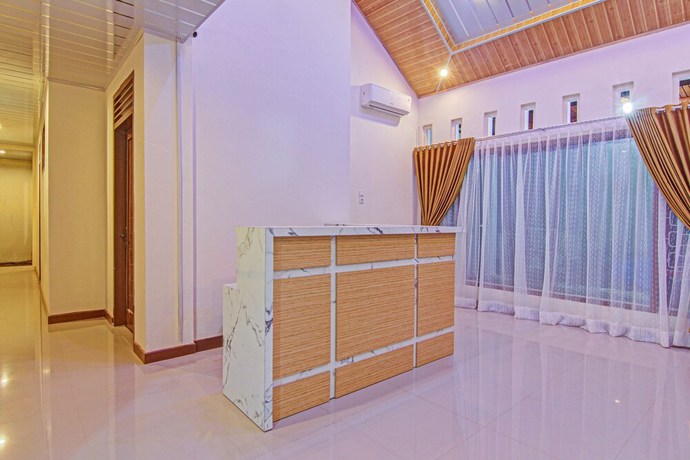 Imagen de los interiores del Hotel Capital O 90643 Suri Guest House Syariah. Foto 19