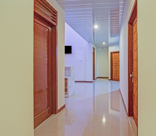 Imagen de los interiores del Hotel Capital O 90643 Suri Guest House Syariah. Foto 20