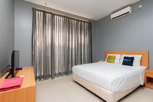 Imagen de la habitación del Hotel Capital O 91140 Ayodya Kebon Jeruk, Yakarta. Foto 16