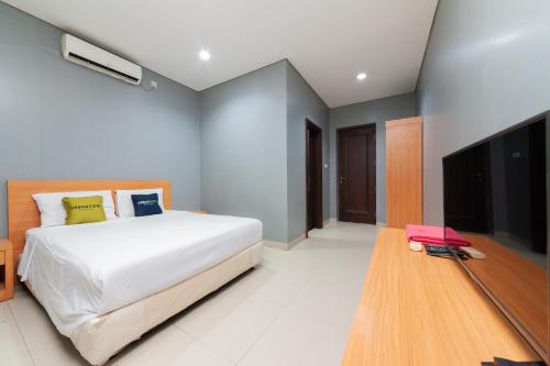 Imagen de la habitación del Hotel Capital O 91140 Ayodya Kebon Jeruk, Yakarta. Foto 17