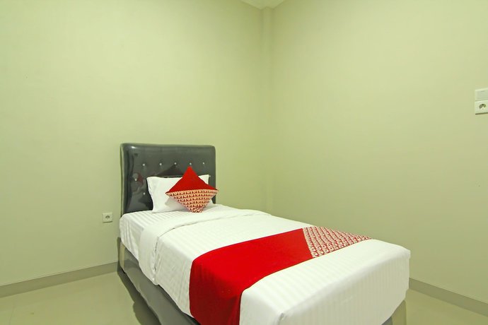 Imagen de la habitación del Hotel Capital O 91675 Utama Residence. Foto 13