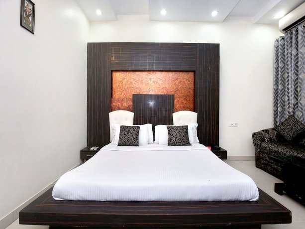 Imagen de la habitación del Hotel Capital O 9235 Nayyar. Foto 9