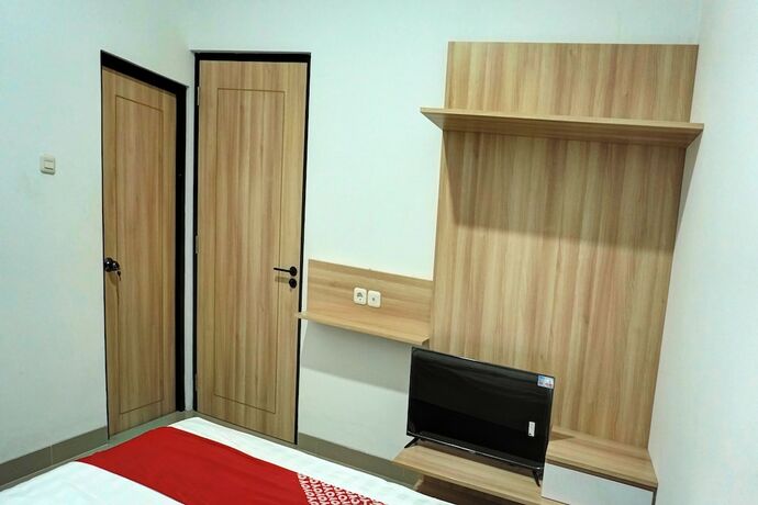 Imagen de la habitación del Hotel Capital O 92804 La Tansa Syariah. Foto 18