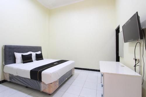 Imagen de la habitación del Hotel Capital O 93204 Mulia Dua Syariah. Foto 20