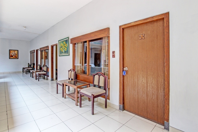 Imagen de los interiores del Hotel Capital O 93240 Candra Dewi. Foto 12