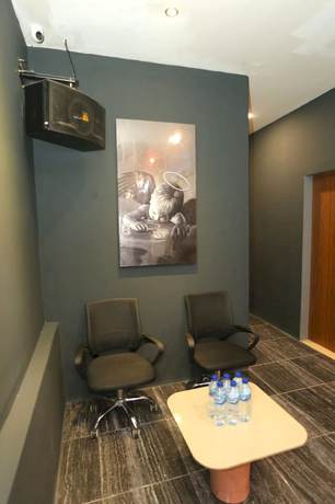 Imagen de los interiores del Hotel Capital O 93261 Fresh Near Stasiun Jakarta Kota. Foto 17
