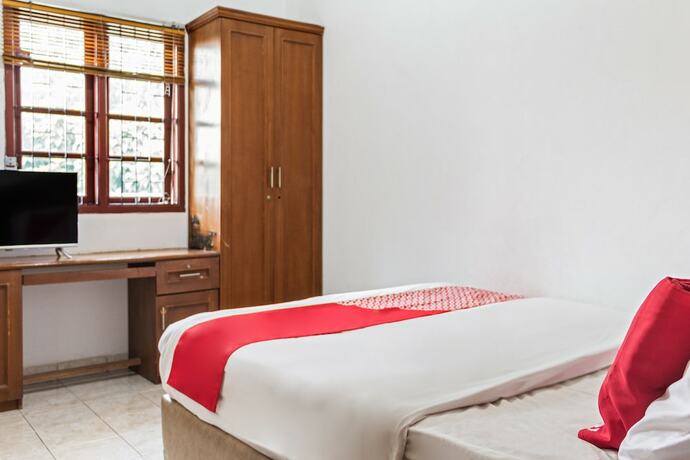 Imagen de la habitación del Hotel Capital O 93279 Asyoka Penginapan Pasutri. Foto 17