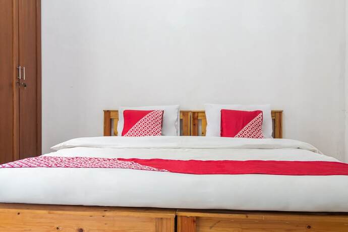Imagen de la habitación del Hotel Capital O 93279 Asyoka Penginapan Pasutri. Foto 18
