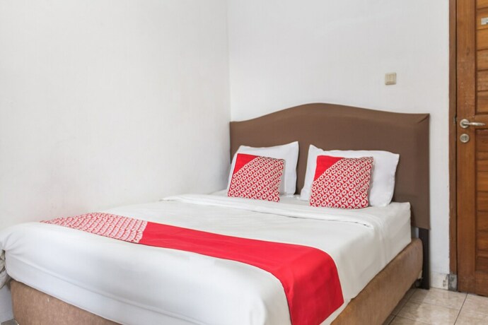 Imagen de la habitación del Hotel Capital O 93279 Asyoka Penginapan Pasutri. Foto 20