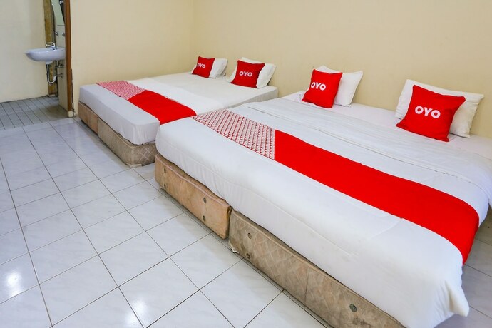 Imagen general del Hotel Capital O 93349 Gondangdia. Foto 4