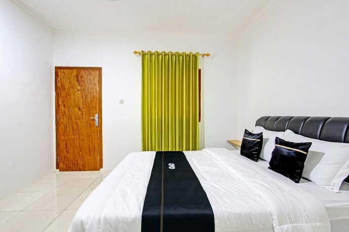 Imagen de la habitación del Hotel Capital O 93449 The Boekit Song Putri. Foto 15