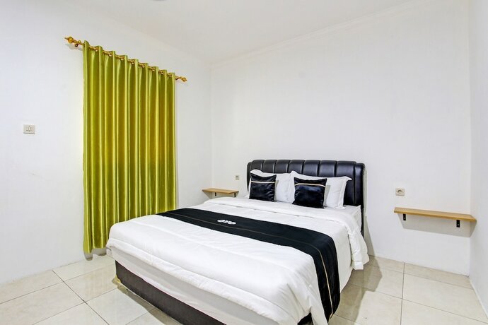 Imagen de la habitación del Hotel Capital O 93449 The Boekit Song Putri. Foto 24