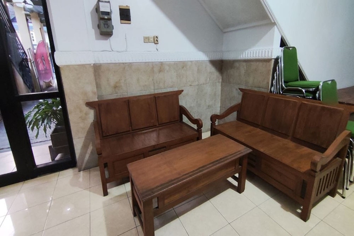 Imagen de los interiores del Hotel Capital O 93653 Kinasih. Foto 13