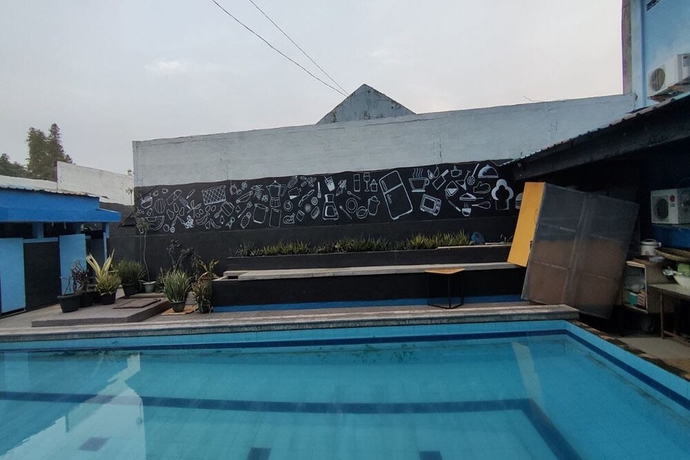 Imagen de la piscina del Hotel Capital O 93653 Kinasih. Foto 17