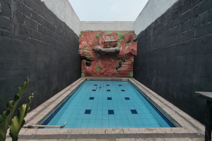 Imagen de la piscina del Hotel Capital O 93653 Kinasih. Foto 19