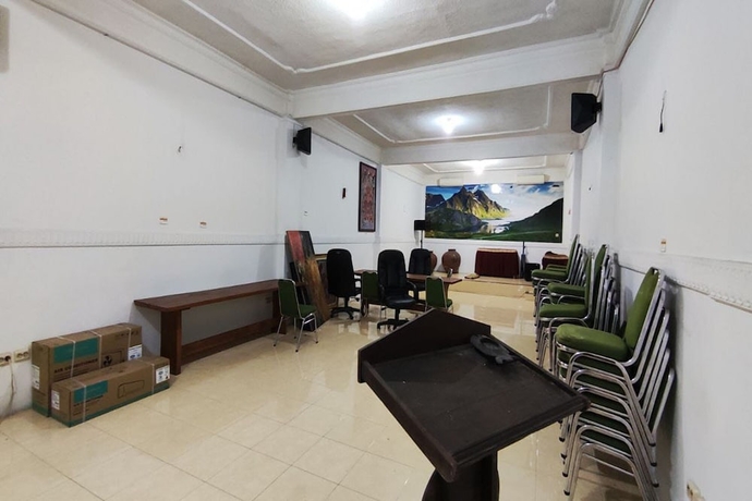 Imagen de los interiores del Hotel Capital O 93653 Kinasih. Foto 14