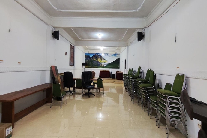Imagen de los interiores del Hotel Capital O 93653 Kinasih. Foto 15