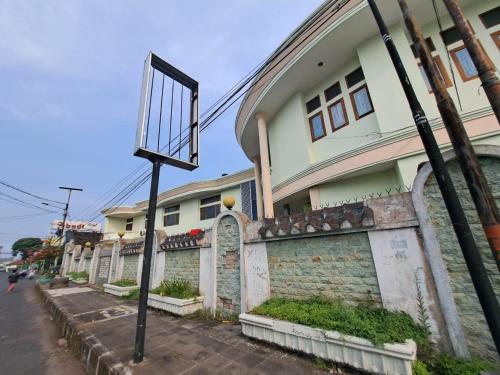 Imagen general del Hotel Capital O 94108 Abadi. Foto 2