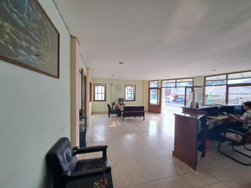 Imagen general del Hotel Capital O 94108 Abadi. Foto 8