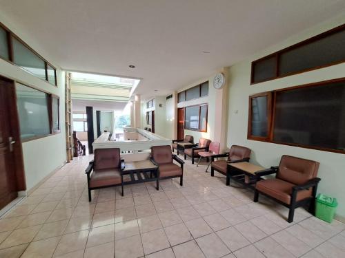 Imagen general del Hotel Capital O 94108 Abadi. Foto 13