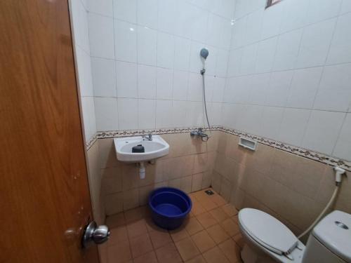 Imagen de la habitación del Hotel Capital O 94108 Abadi. Foto 19