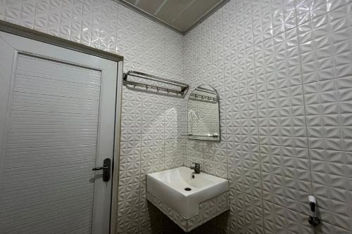 Imagen de la habitación del Hotel Capital O 94156 Gemudi Gold Islami. Foto 20
