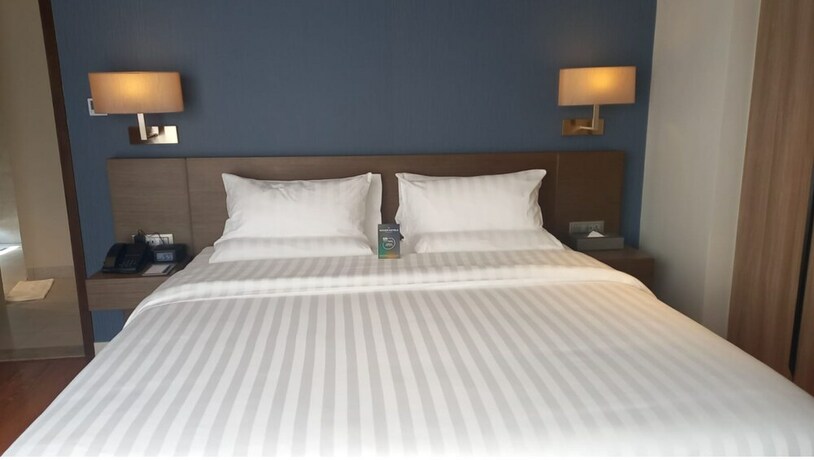 Imagen de la habitación del Hotel Capital O 950 Acqua Novotel Tower. Foto 13