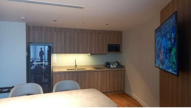 Imagen de la habitación del Hotel Capital O 950 Acqua Novotel Tower. Foto 14