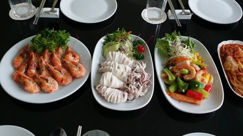 Imagen del bar/restaurante del Hotel Capital O 998 The Magnolias Pattaya Boutique Resort. Foto 4