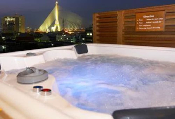 Imagen de la piscina del Hotel Capital O Diamond House Khaosan. Foto 17