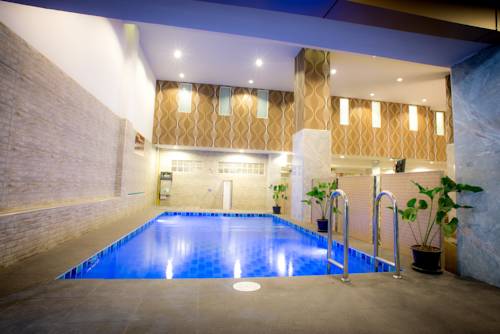 Imagen de la piscina del Hotel Capital O Ja Siam City. Foto 8