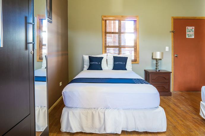 Imagen de la habitación del Hotel Capital O Villa Azura. Foto 4