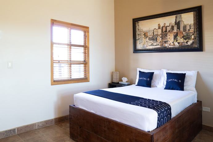 Imagen de la habitación del Hotel Capital O Villa Azura. Foto 5