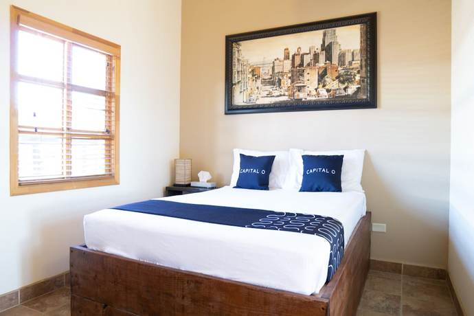 Imagen de la habitación del Hotel Capital O Villa Azura. Foto 7