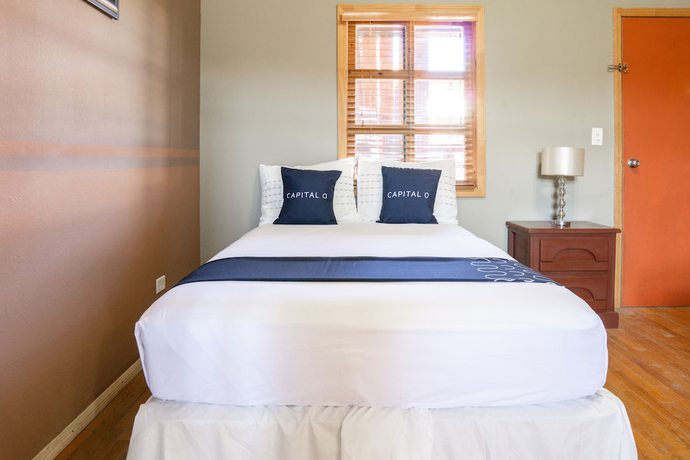 Imagen de la habitación del Hotel Capital O Villa Azura. Foto 9