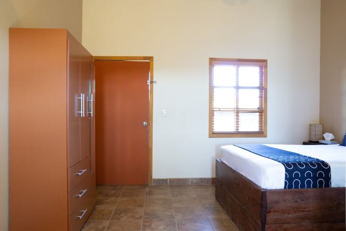 Imagen de la habitación del Hotel Capital O Villa Azura. Foto 11