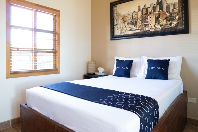 Imagen de la habitación del Hotel Capital O Villa Azura. Foto 12