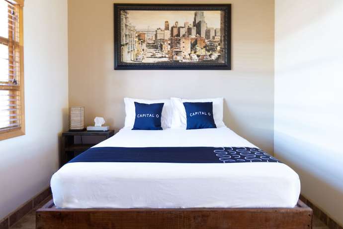 Imagen de la habitación del Hotel Capital O Villa Azura. Foto 13