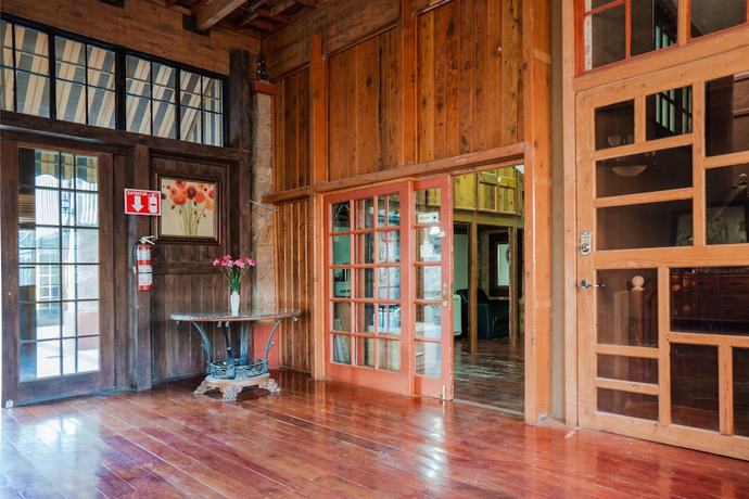 Imagen de los interiores del Hotel Capital O Villa Azura. Foto 19