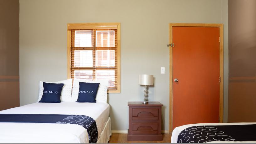 Imagen de la habitación del Hotel Capital O Villa Azura. Foto 15