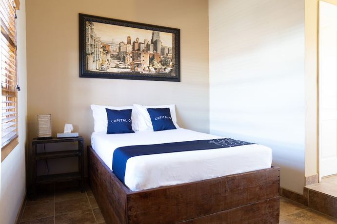 Imagen de la habitación del Hotel Capital O Villa Azura. Foto 16