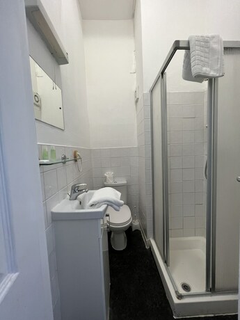 Imagen de la habitación del Hotel Capital One. Foto 17